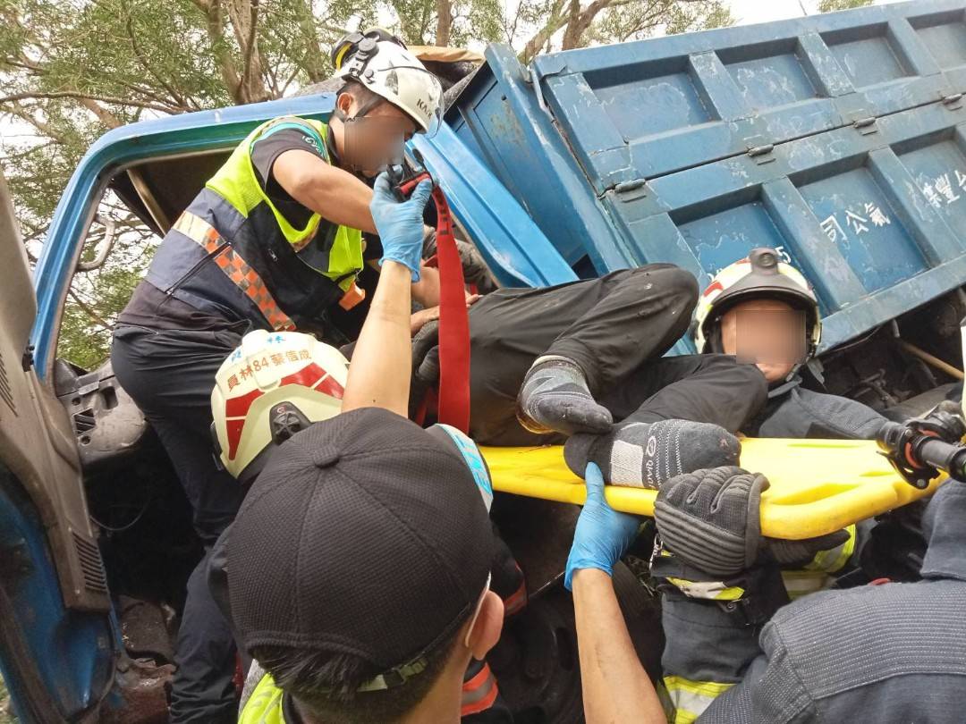 員草路急轉彎釀禍　失控自撞護欄衝入山坡3人送醫 - https://www.watchmedia01.com