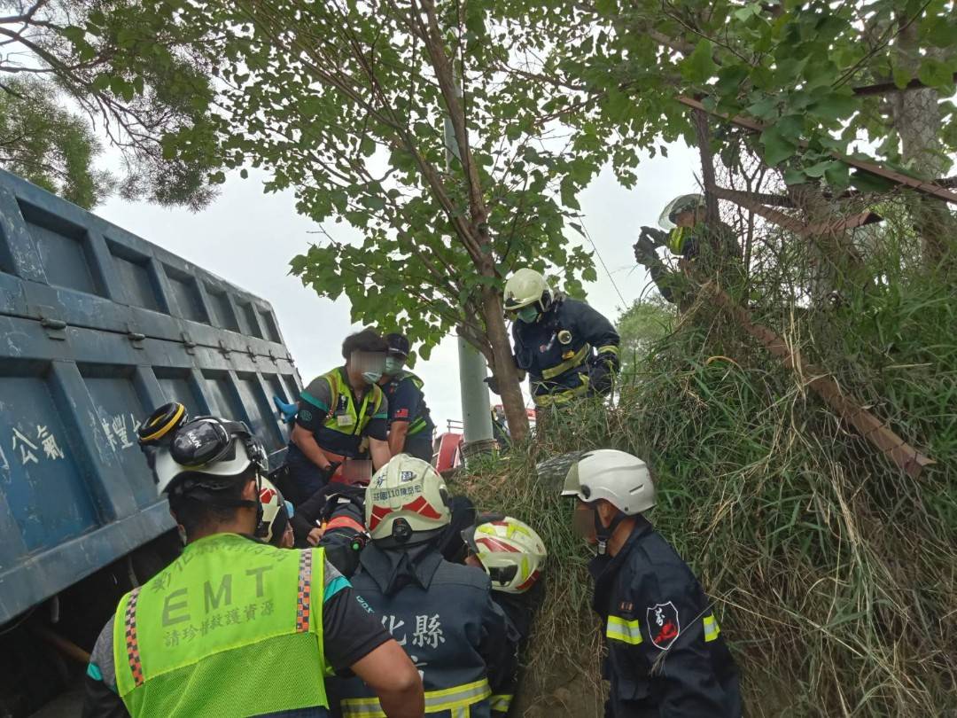 員草路急轉彎釀禍　失控自撞護欄衝入山坡3人送醫 - https://www.watchmedia01.com