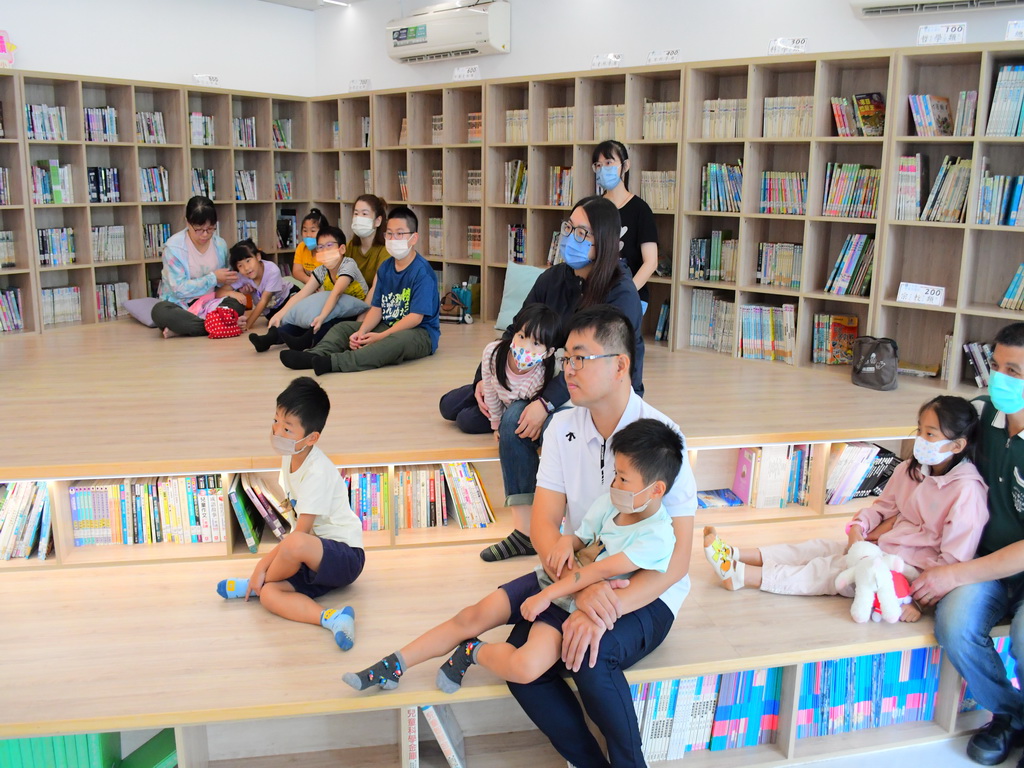 員東國小凃惠萍校長昇華社區交流 共讀站享受親子好時光 - https://www.watchmedia01.com