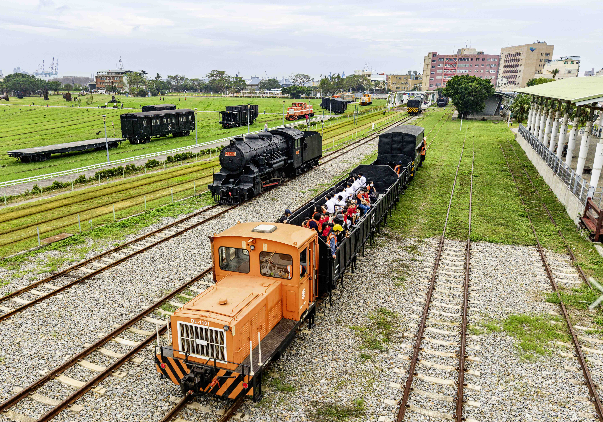 陳其邁開箱全台最大戶外鐵道博物館 百年鐵道濱線觀光列車「哈瑪星號」今日啟售搶票 - https://www.watchmedia01.com