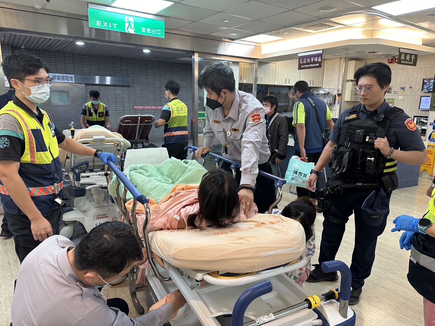 （有影片）／生命急救！ 警員及時拉住欲輕生女學生 死神手中搶回生命 - https://www.watchmedia01.com