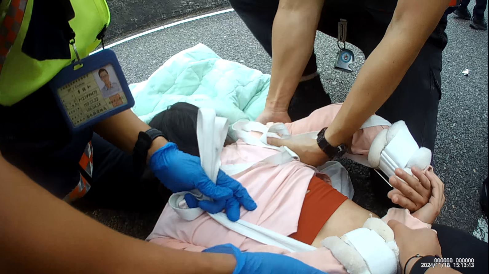 （有影片）／生命急救！ 警員及時拉住欲輕生女學生 死神手中搶回生命 - https://www.watchmedia01.com