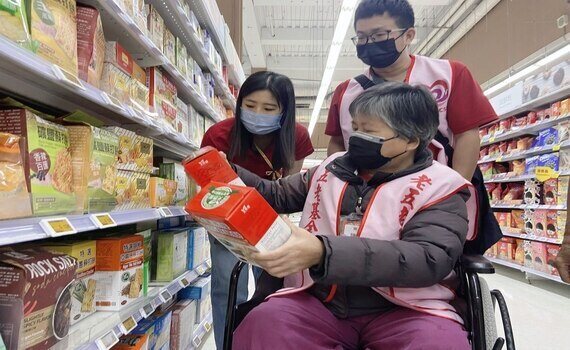 熱心公益　老五老攜手台積電15B廠 暖心陪伴長輩逛賣場採買年貨 - https://www.watchmedia01.com