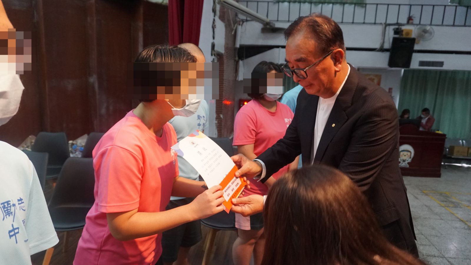 捐贈乾拌麵與書籍　麗明老董吳春山與勵志中學共築夢想未來 - https://www.watchmedia01.com