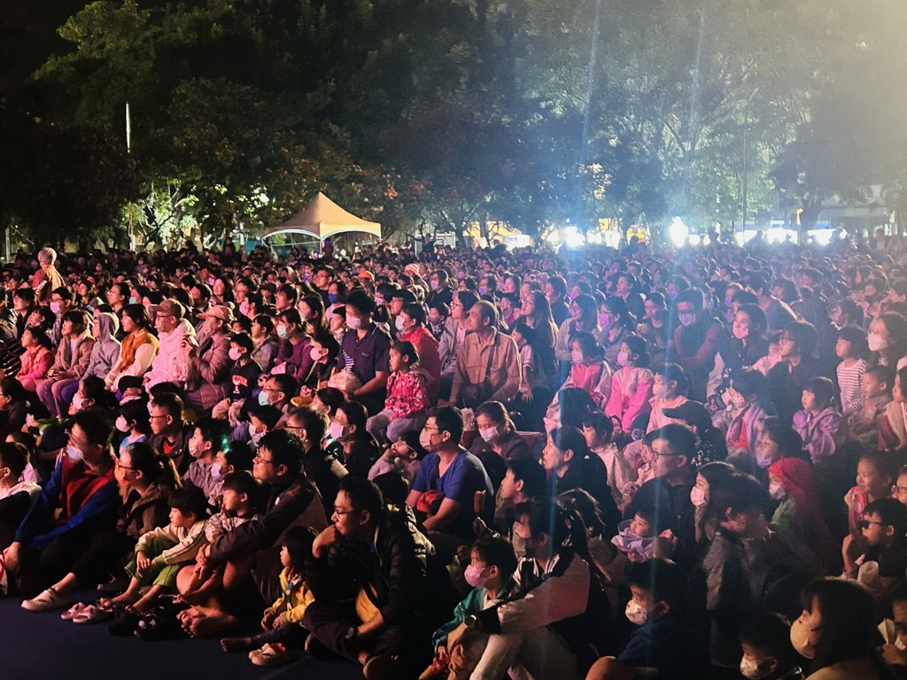 紙風車劇團台語兒童劇新戲碼上演 彰化囝仔擠爆延平公園搶看順風耳的新香爐 - https://www.watchmedia01.com