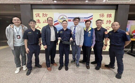 執勤利器再升級！臺灣鐵鎚大廠力挺警察　無償捐贈破門錘 - https://www.watchmedia01.com