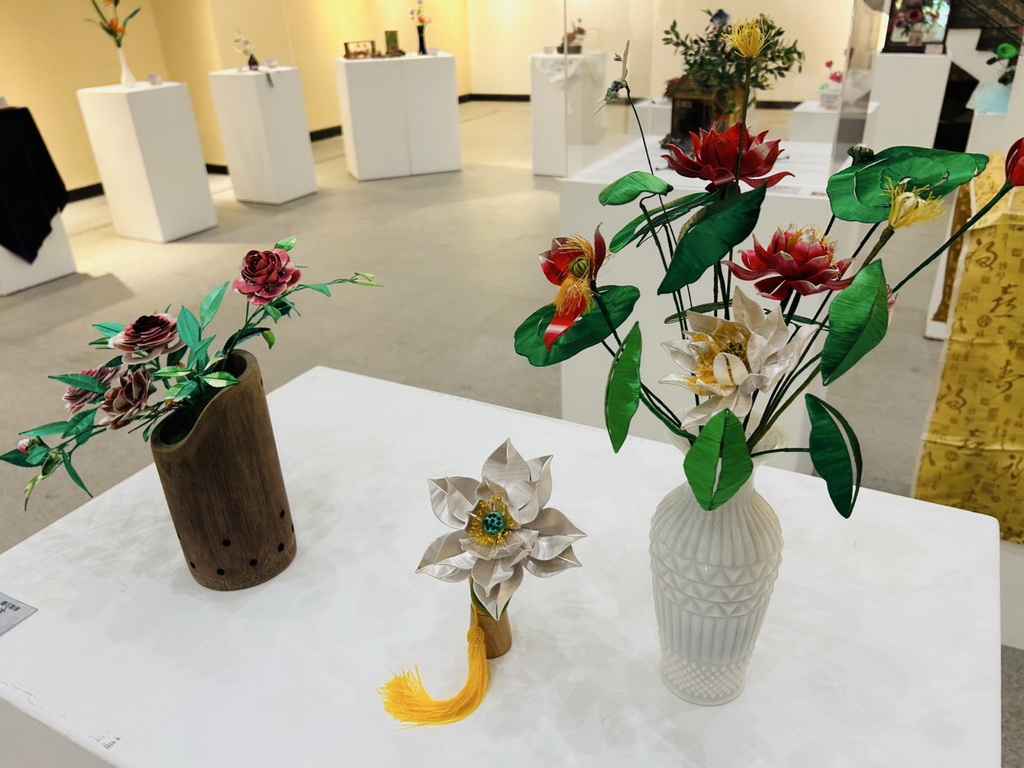 黃瑪莉師生纏花展走入藝術殿堂 將傳統飾品春仔花賦予新生 - https://www.watchmedia01.com