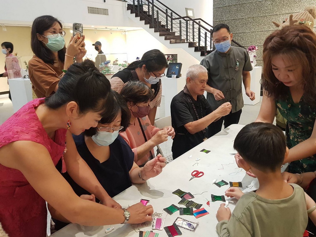 黃瑪莉師生纏花展走入藝術殿堂 將傳統飾品春仔花賦予新生 - https://www.watchmedia01.com