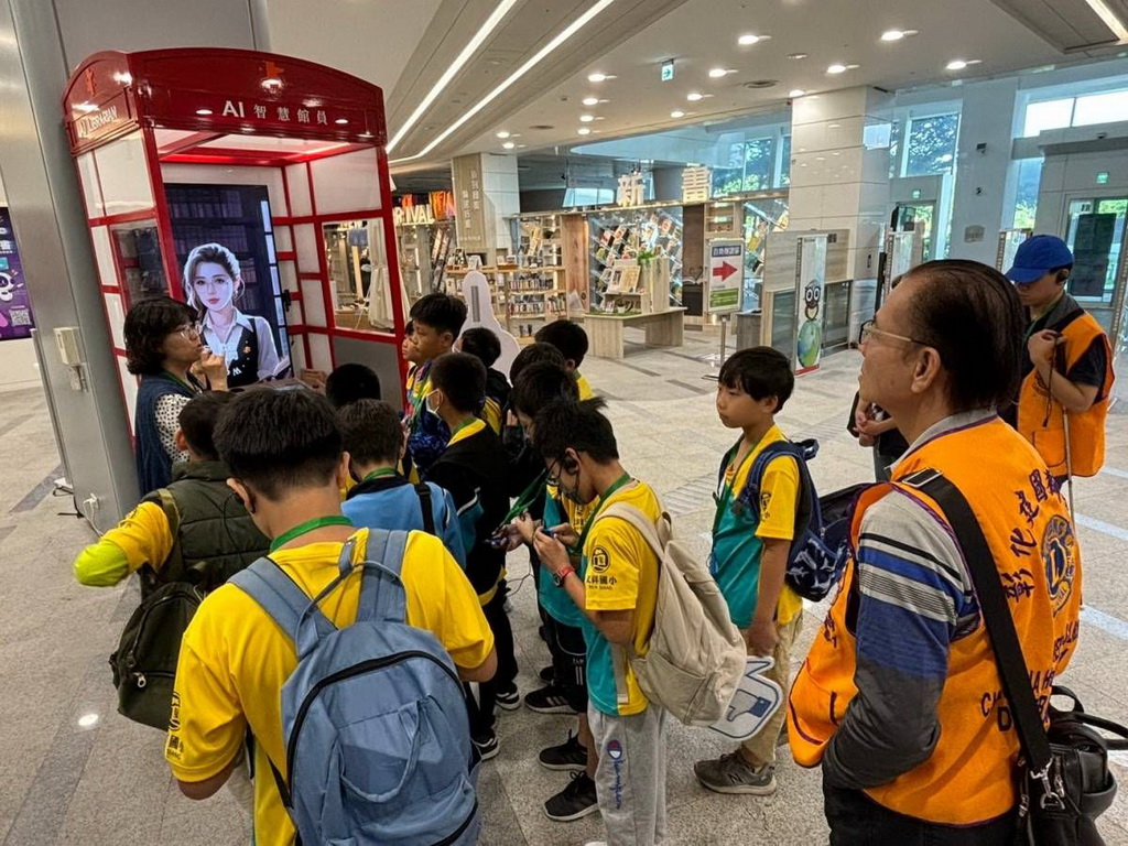 建國獅子會前會長陳金發、陳皇錡與文祥國小師生 一起從圖書館走讀看天下 - https://www.watchmedia01.com
