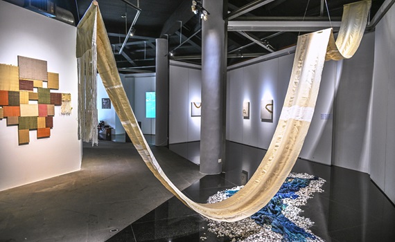 王綺穗「水分子記憶．喚醒」個展 繪畫融合傳統編織工藝 - https://www.watchmedia01.com