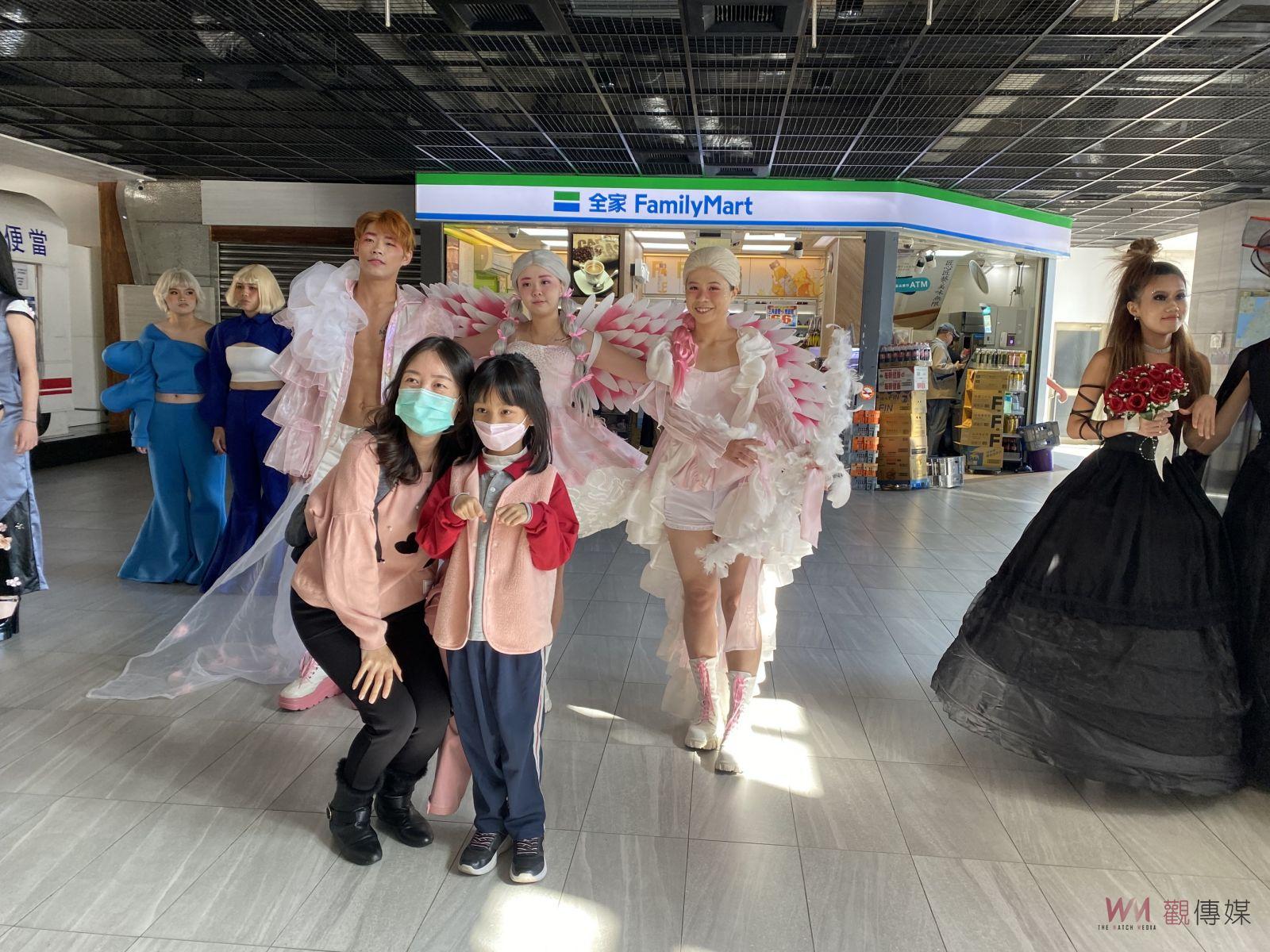 （有影片）／建國科大美容系學生火車站快閃　預告「覺醒」畢業展 - https://www.watchmedia01.com