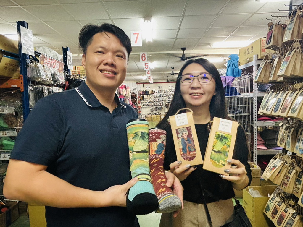 吳尚蘴把家鄉傳產設計翠玉小白菜變成織襪送入故宮 新機能襪產賦予藝術風格拚出世界市場版圖 - https://www.watchmedia01.com