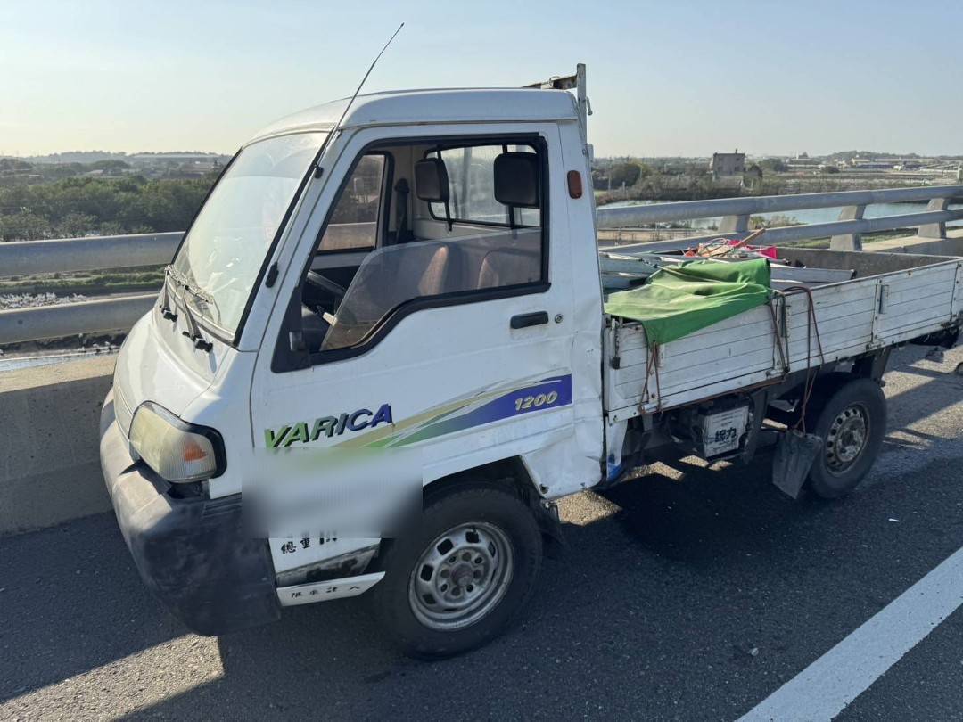 台61線芳苑段悲劇　小貨車路肩檢修遭聯結車撞　駕駛斷魂 - https://www.watchmedia01.com