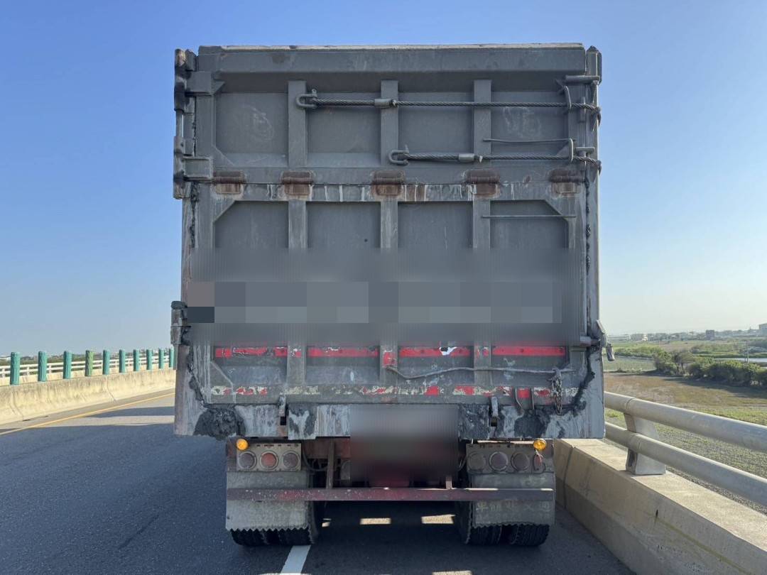 台61線芳苑段悲劇　小貨車路肩檢修遭聯結車撞　駕駛斷魂 - https://www.watchmedia01.com
