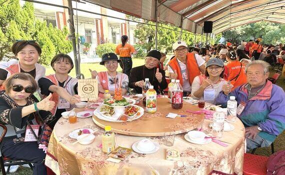 寒冬送暖！弘道.全美世界攜手辦圍爐　百位弱勢長者齊聚吃「辦桌」 - https://www.watchmedia01.com