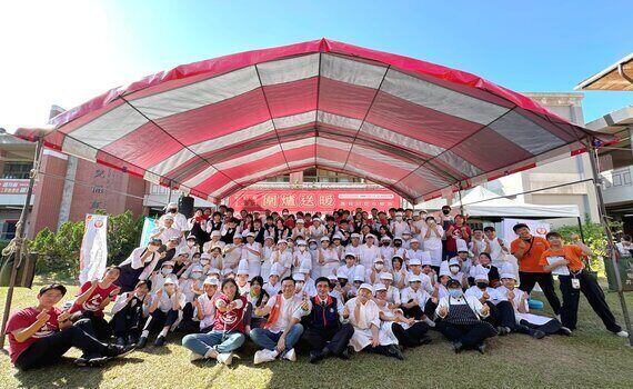 寒冬送暖！弘道.全美世界攜手辦圍爐　百位弱勢長者齊聚吃「辦桌」 - https://www.watchmedia01.com