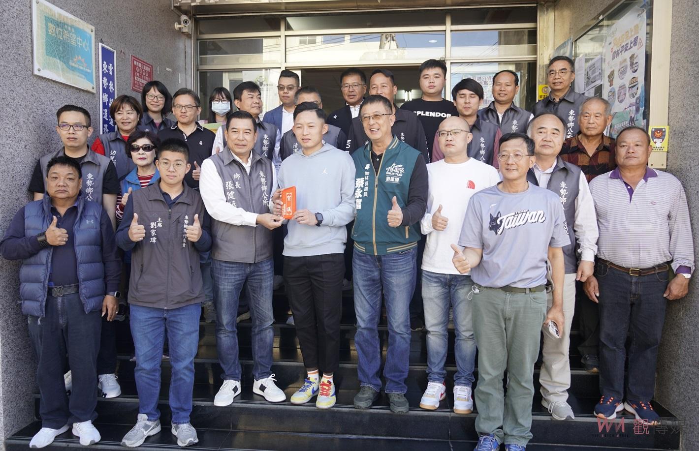 （有影片）／世界棒球12強國手江國豪返鄉　東勢鄉長張健福和鄉親熱情迎接 - https://www.watchmedia01.com