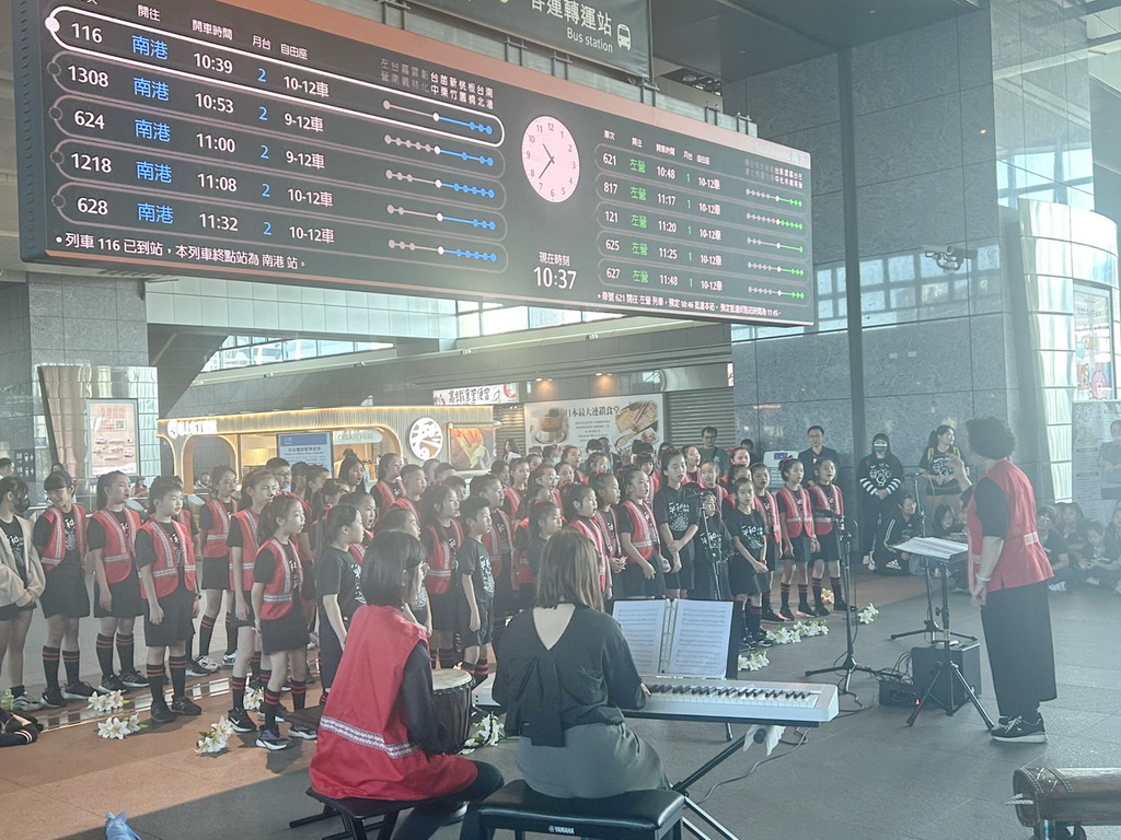 金牌隊伍大村國小與平和國小在高鐵站閃 餘音繞樑旅客聽見美聲彰化 - https://www.watchmedia01.com