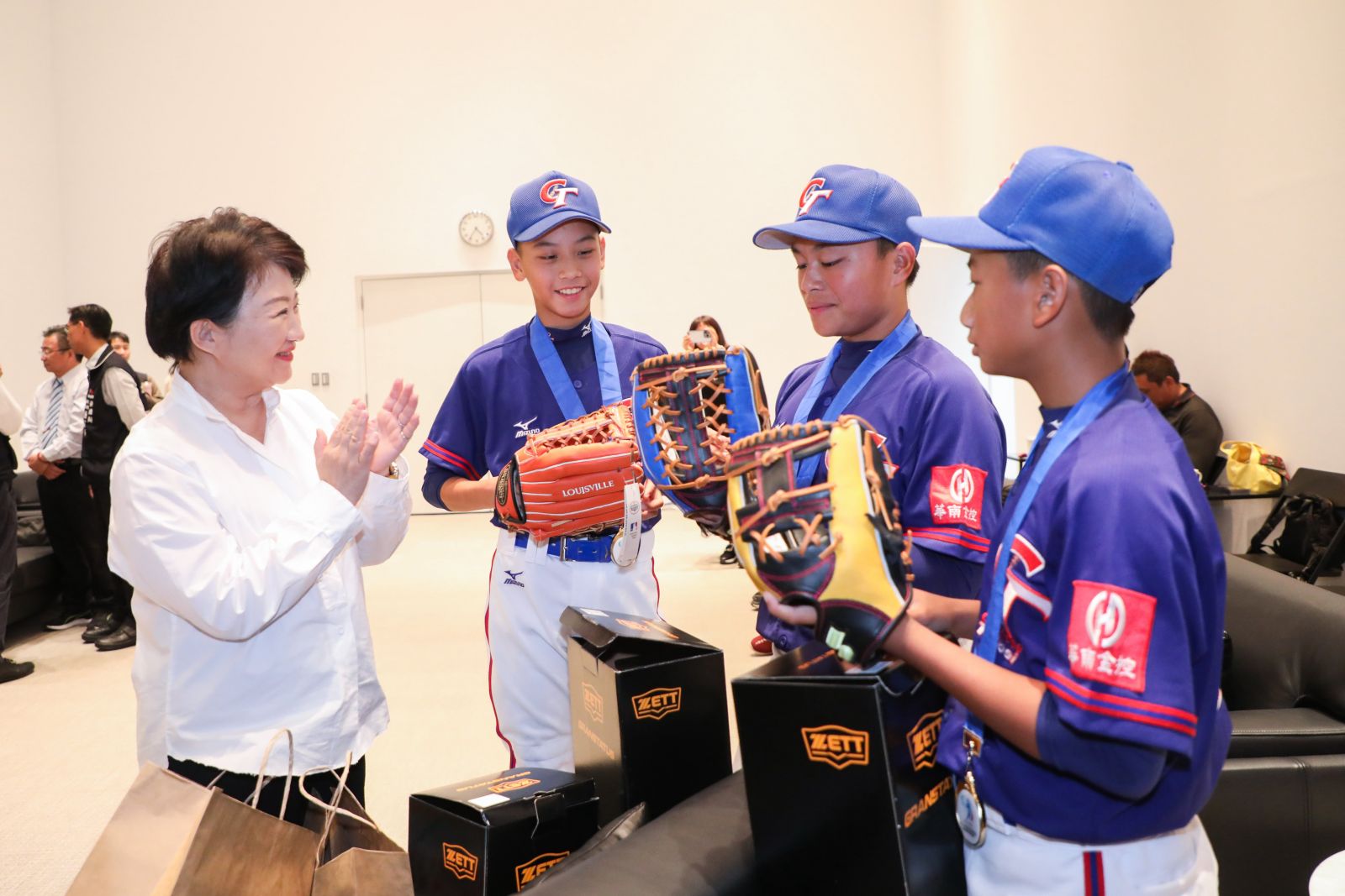 耶誕驚喜！ 中華隊U12奪冠 盧秀燕與台中小將玩聖誕交換禮物 - https://www.watchmedia01.com