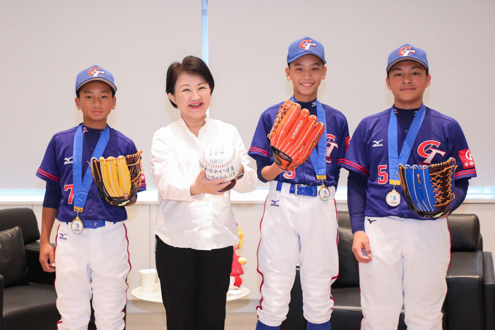 耶誕驚喜！ 中華隊U12奪冠 盧秀燕與台中小將玩聖誕交換禮物 - https://www.watchmedia01.com
