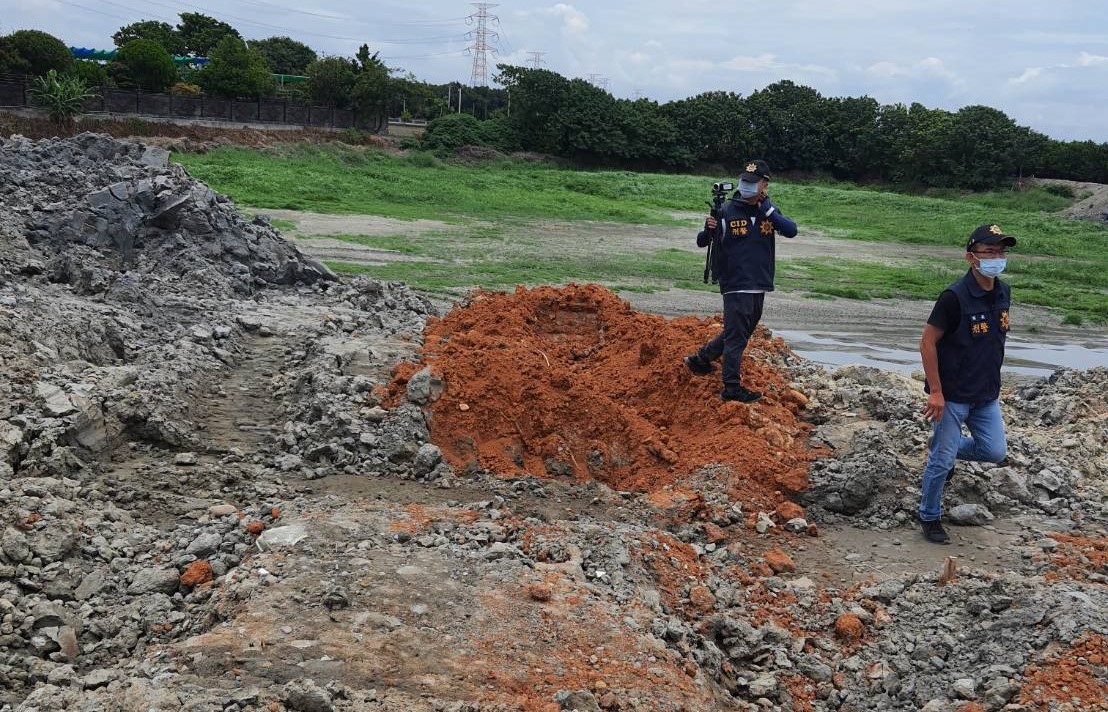 （有影片）／雲林檢警重拳出擊查緝傾倒廢土　起訴26名土尾仲介及涉案人員 - https://www.watchmedia01.com