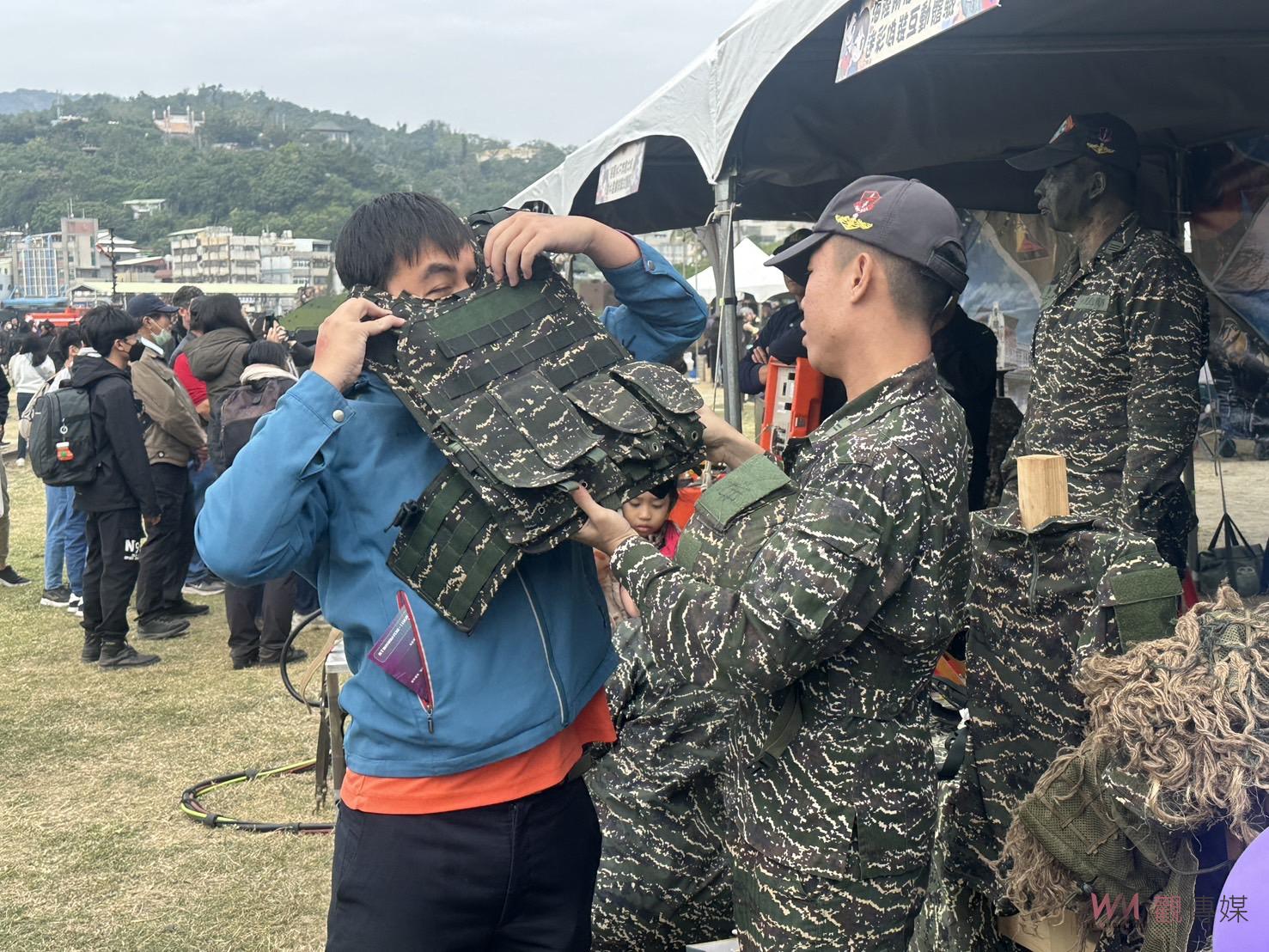 最新！萬人朝聖　高雄哈瑪星鐵道園區上演動漫軍武戰紀　戰搜直升機、裝甲車威風助陣 - https://www.watchmedia01.com