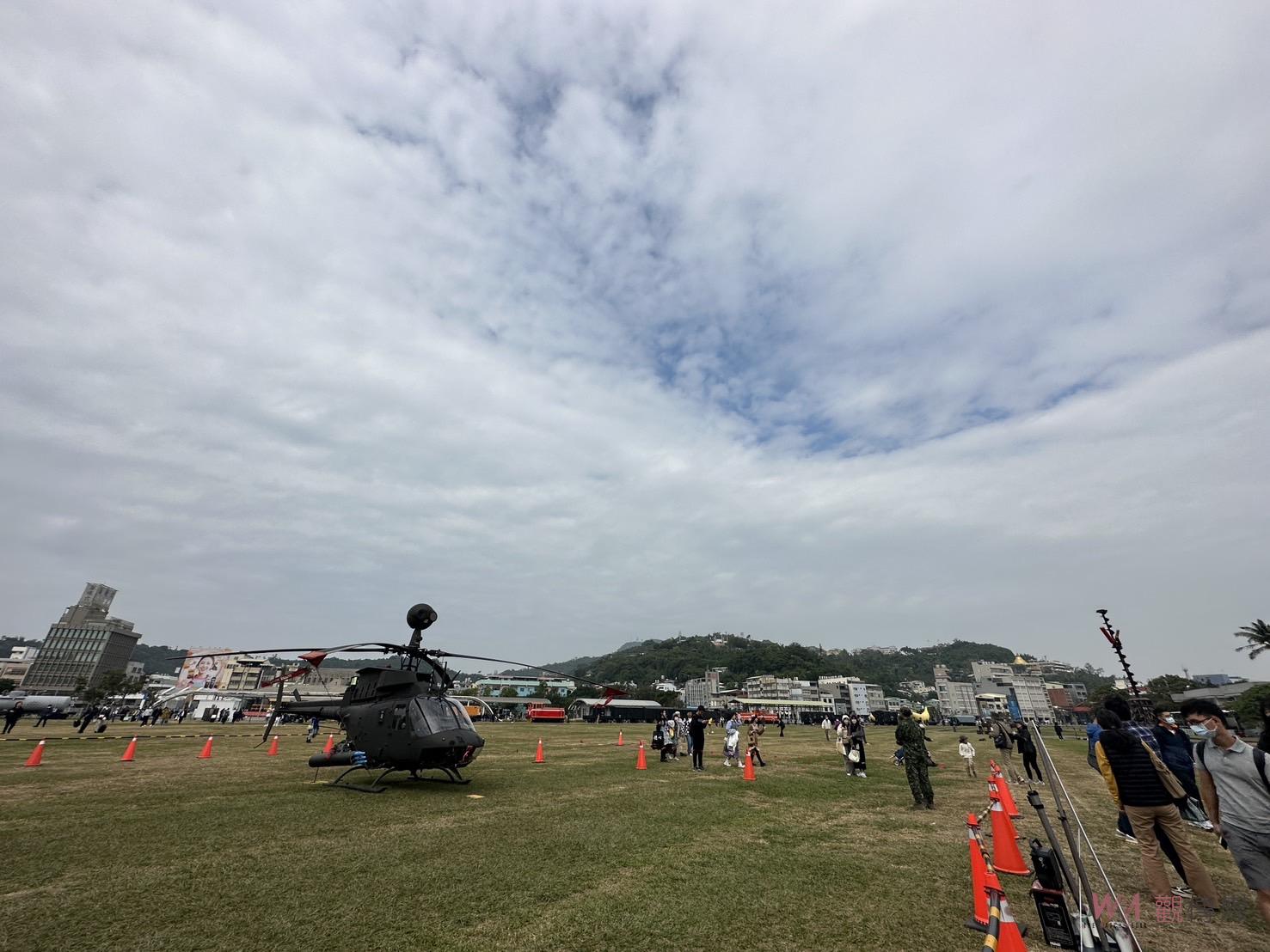 最新！萬人朝聖　高雄哈瑪星鐵道園區上演動漫軍武戰紀　戰搜直升機、裝甲車威風助陣 - https://www.watchmedia01.com