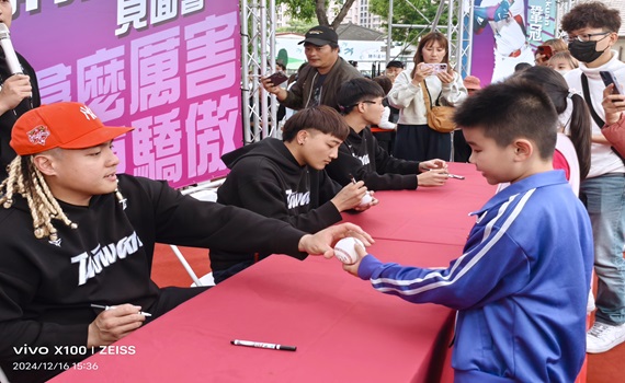 世界冠軍屏東英雄見面會　「台灣尚勇」應援曲嗨翻全場 - https://www.watchmedia01.com