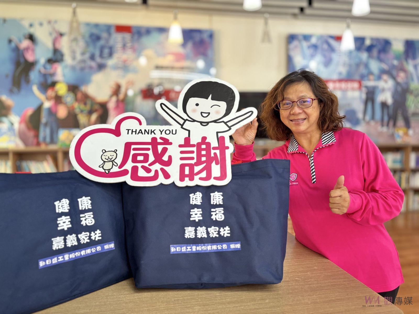 家扶義工媽媽贈環保袋　扶助家庭領物資方便又有愛 - https://www.watchmedia01.com