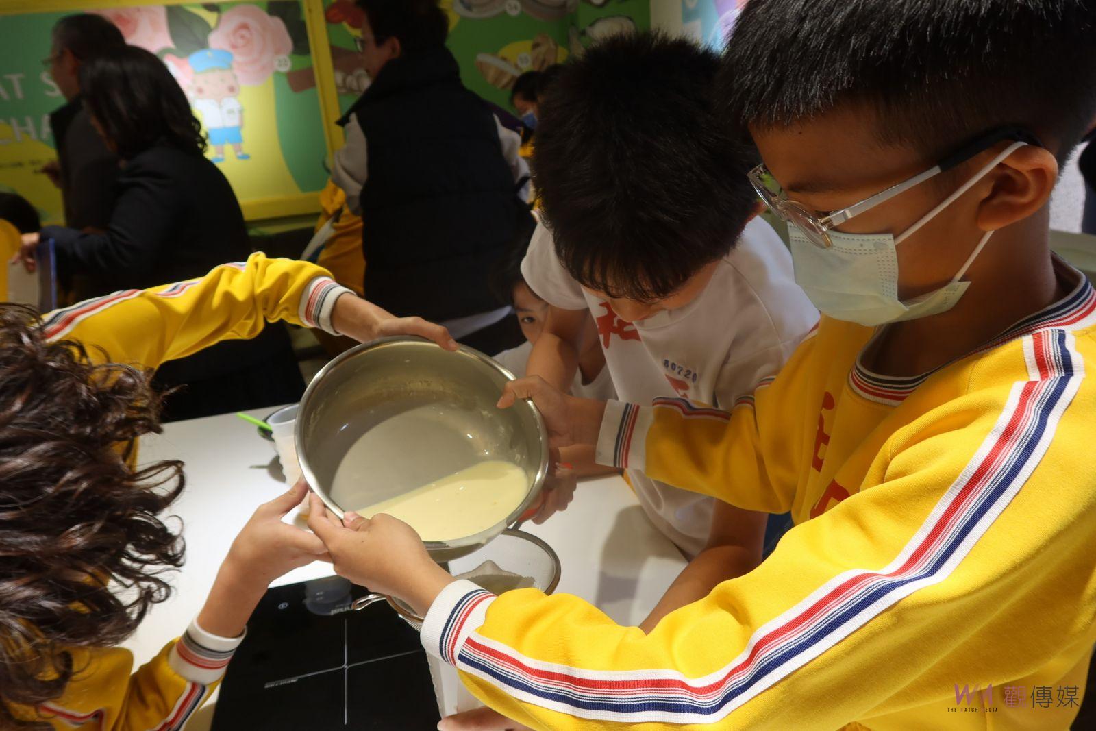 （有影片）／好蛋的進擊　縣長媽媽帶學童製作雞蛋布丁　推廣食農教育 - https://www.watchmedia01.com
