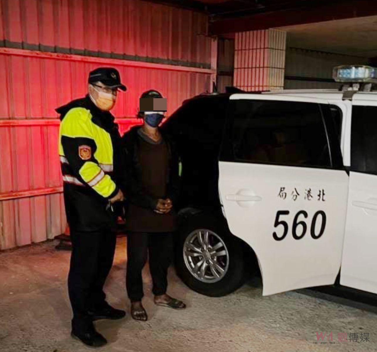 老翁騎車天冷體力不支摔倒 北港暖警護送返家 - https://www.watchmedia01.com