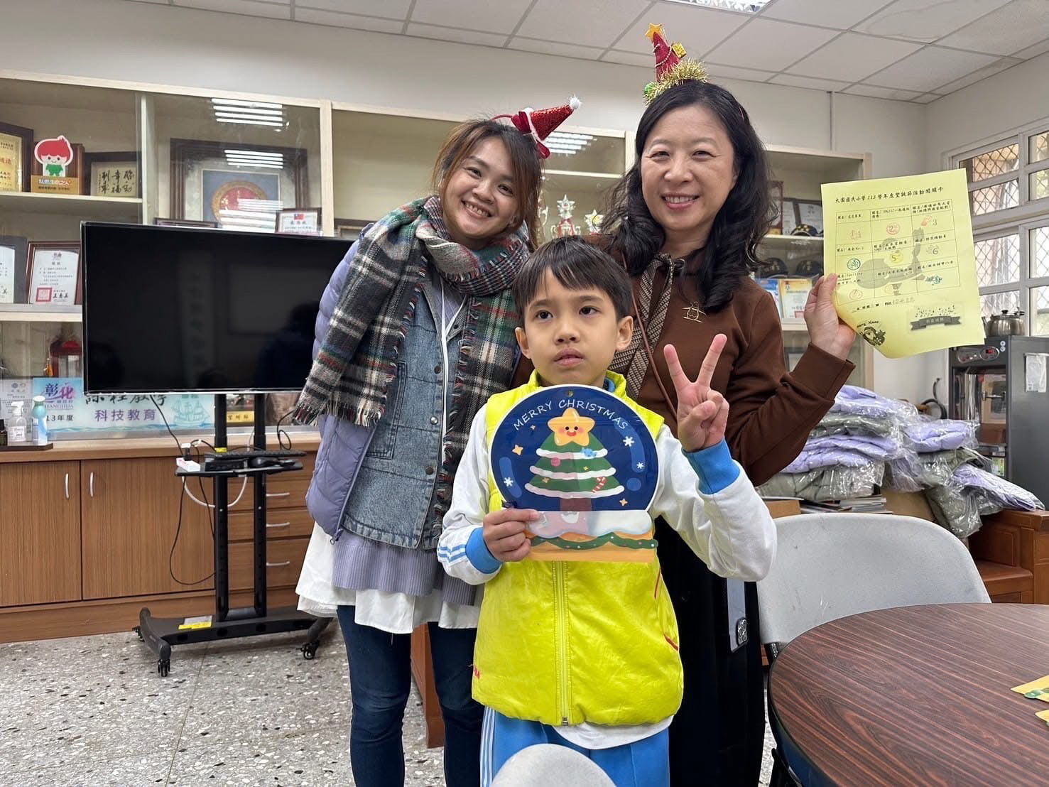 聖誕節前夕大園國小歡慶節活動才藝表演 企業界溫馨送禮物溫暖學子心 - https://www.watchmedia01.com