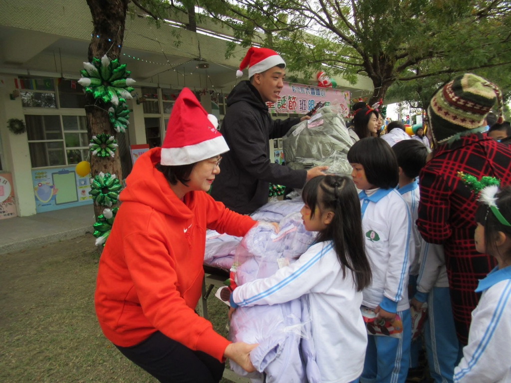 聖誕節前夕大園國小歡慶節活動才藝表演 企業界溫馨送禮物溫暖學子心 - https://www.watchmedia01.com