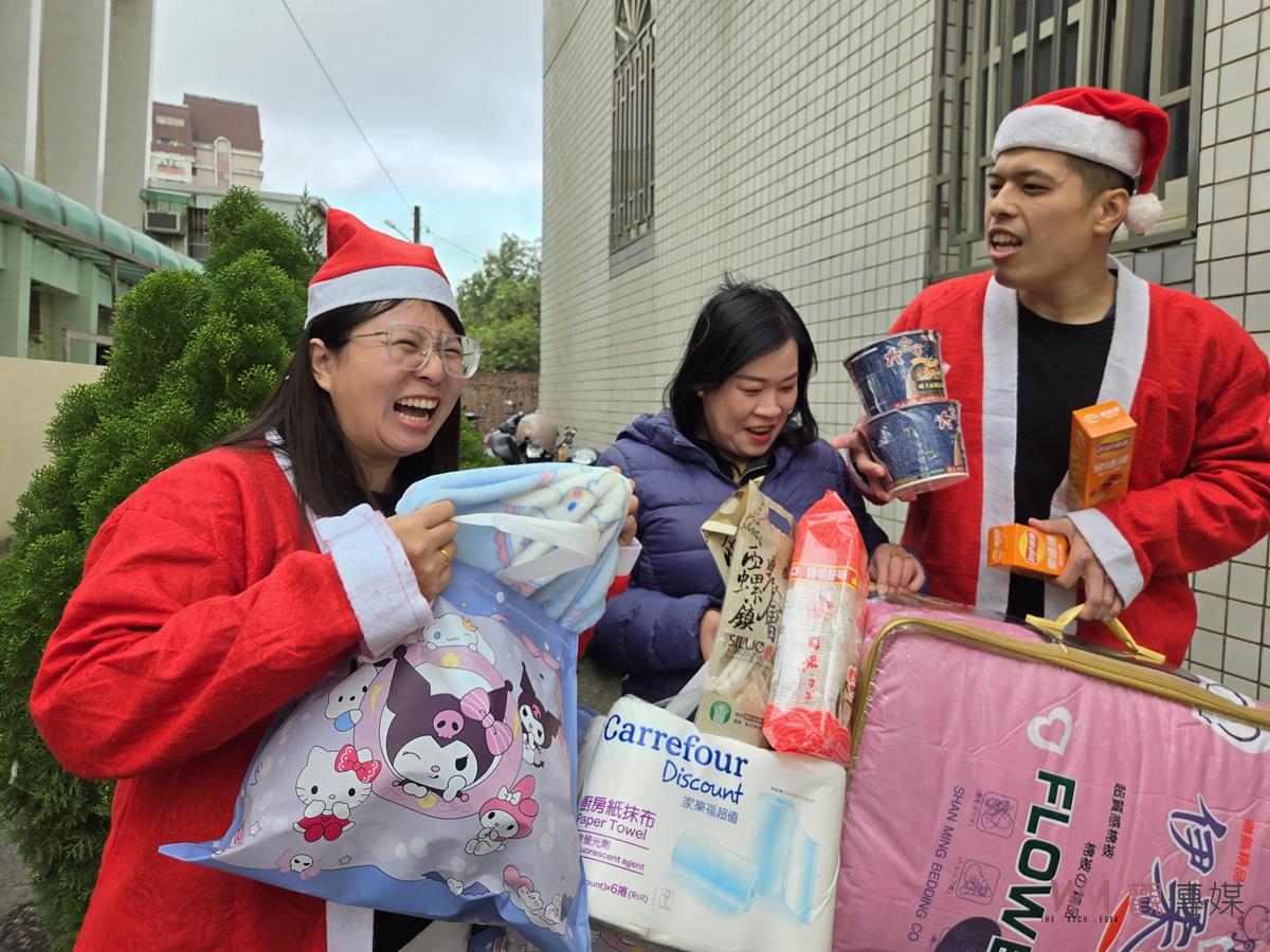 冷空氣低溫來襲 胡珊珊等扮聖誕老人300床棉被送雲林家扶 - https://www.watchmedia01.com