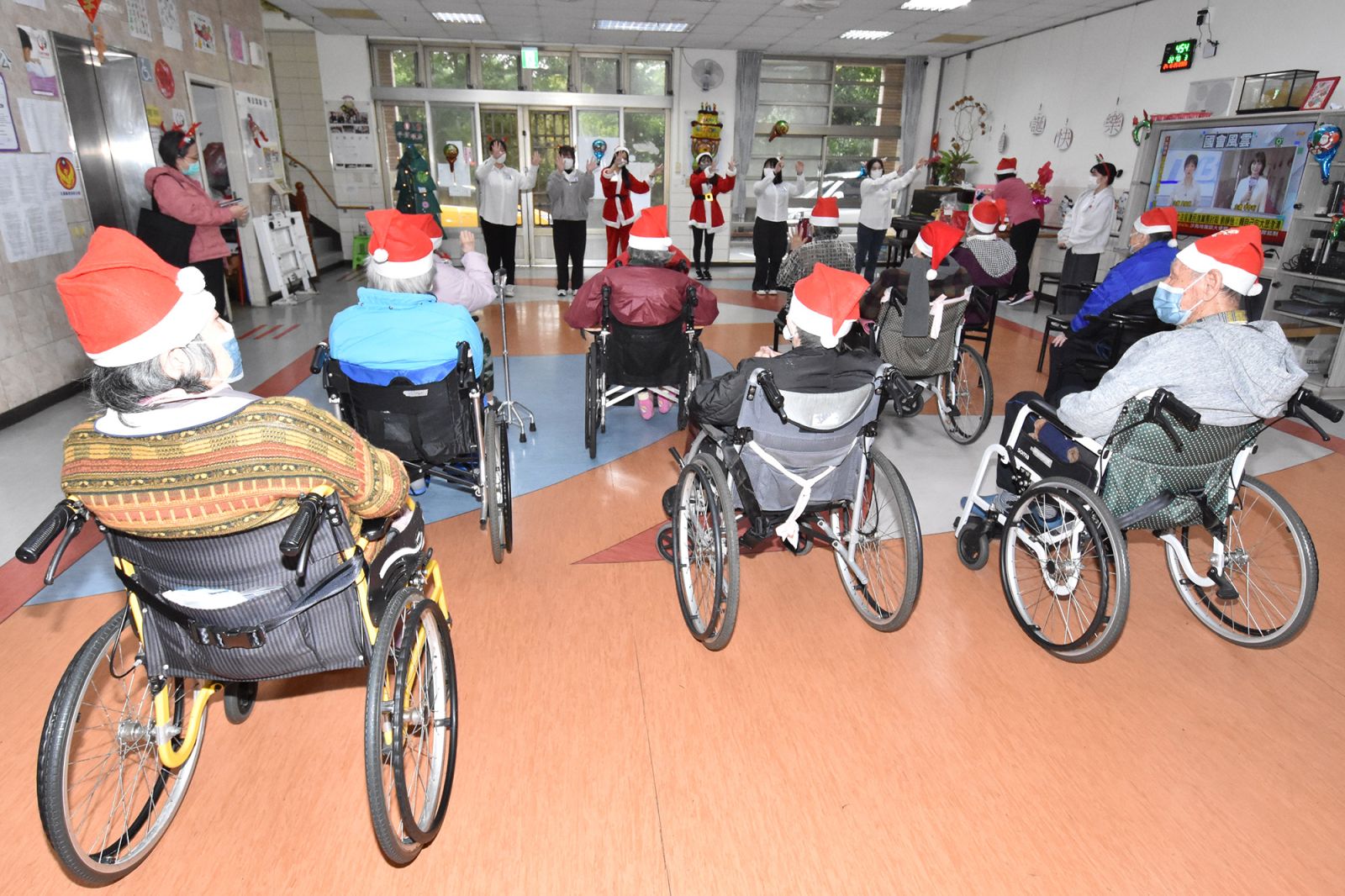 （有影片）／彰基居家護理所聖誕快閃　關懷弱勢傳遞暖冬祝福 - https://www.watchmedia01.com