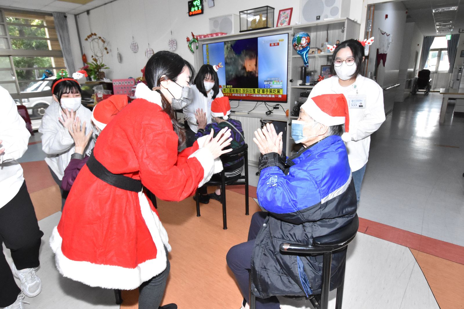 （有影片）／彰基居家護理所聖誕快閃　關懷弱勢傳遞暖冬祝福 - https://www.watchmedia01.com