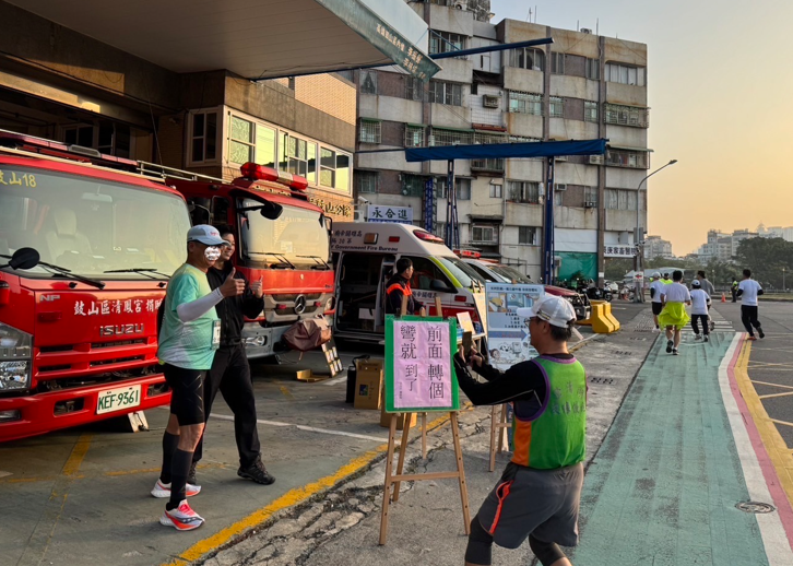 氣溫偏低！高雄「為愛發聲親子公益路跑」活動　在地警消熱情加油　跑者：揪甘心 - https://www.watchmedia01.com