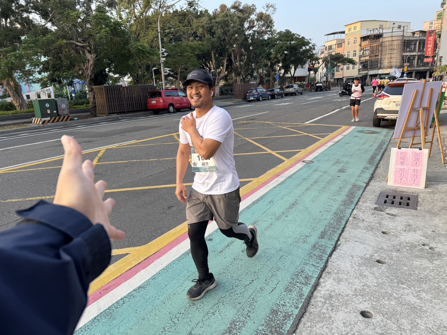 氣溫偏低！高雄「為愛發聲親子公益路跑」活動　在地警消熱情加油　跑者：揪甘心 - https://www.watchmedia01.com