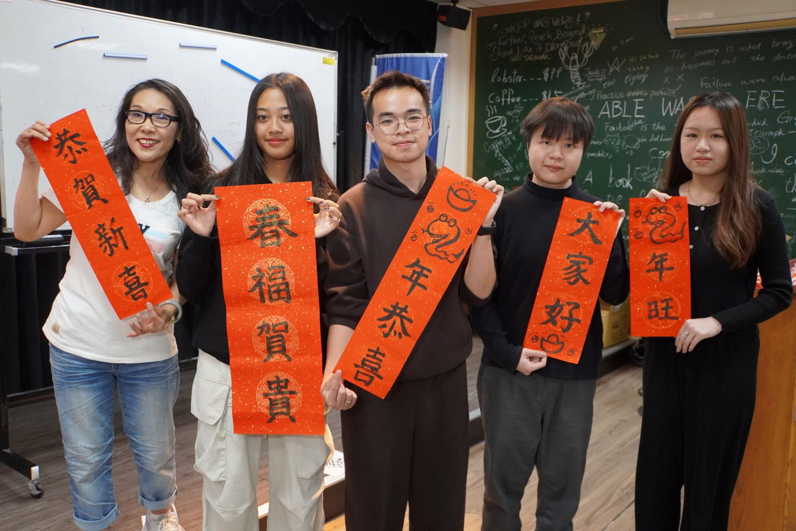 （有影片）／手寫春聯傳遞溫暖　大葉大學辦新春活動　外籍生體驗年節習俗 - https://www.watchmedia01.com