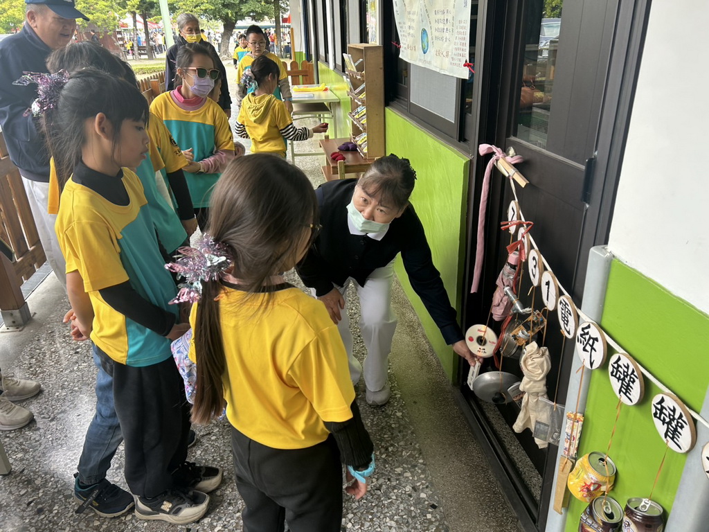 慈濟師兄姐教導國小學童資源永續 貫徹環保地球的大愛志業 - https://www.watchmedia01.com
