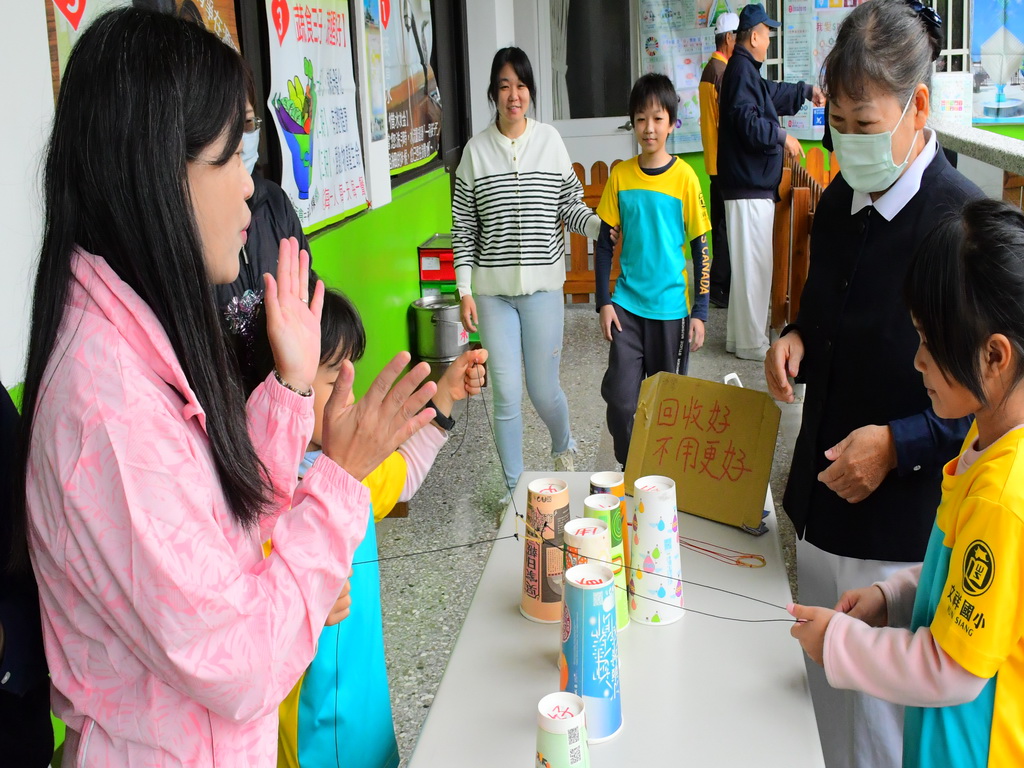 慈濟師兄姐教導國小學童資源永續 貫徹環保地球的大愛志業 - https://www.watchmedia01.com