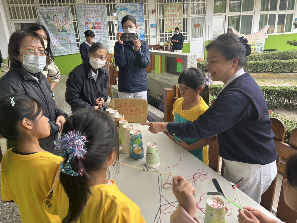 慈濟師兄姐教導國小學童資源永續 貫徹環保地球的大愛志業 - https://www.watchmedia01.com