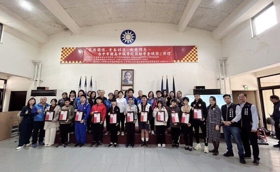 凝聚關懷與溫暖 中市民眾服務社頒贈「國中暨高中職品學兼優學生獎助學金」 - https://www.watchmedia01.com