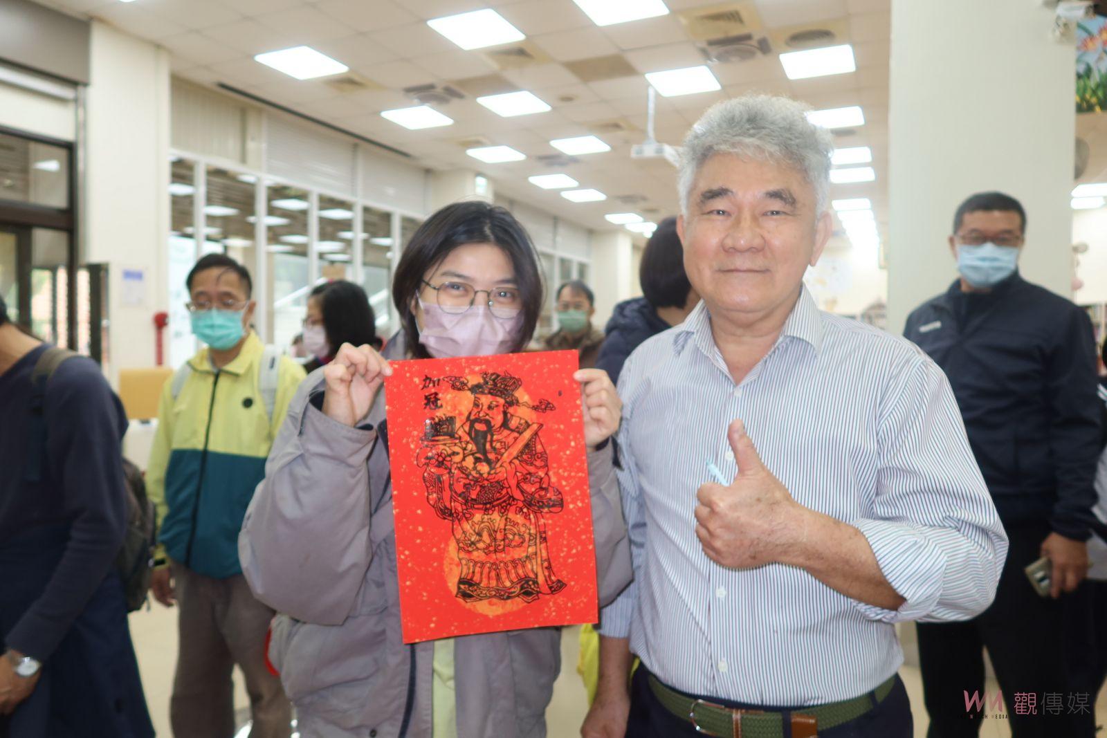 （有影片）／迎新春傳文化　彰化市立圖書館揮毫贈春聯與版印DIY熱鬧登場 - https://www.watchmedia01.com