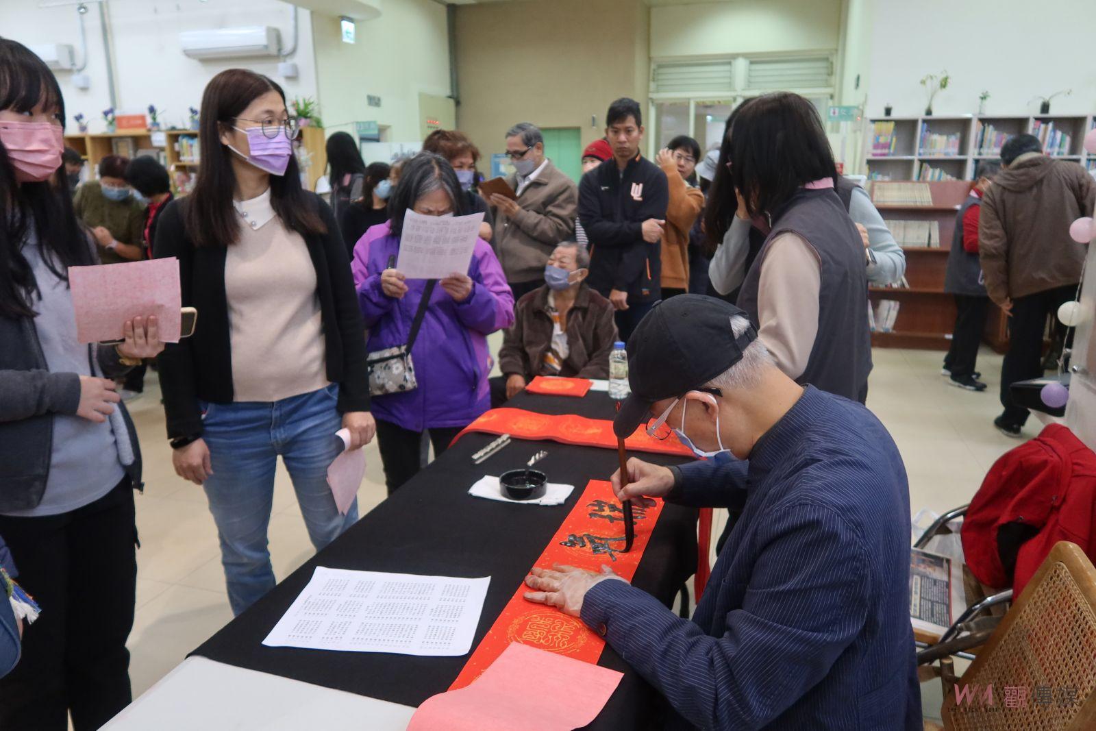 （有影片）／迎新春傳文化　彰化市立圖書館揮毫贈春聯與版印DIY熱鬧登場 - https://www.watchmedia01.com