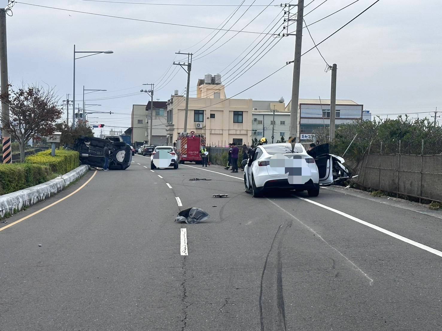馬自達、特斯拉、休旅車驚險三車追撞　休旅車翻覆　釀一傷 - https://www.watchmedia01.com