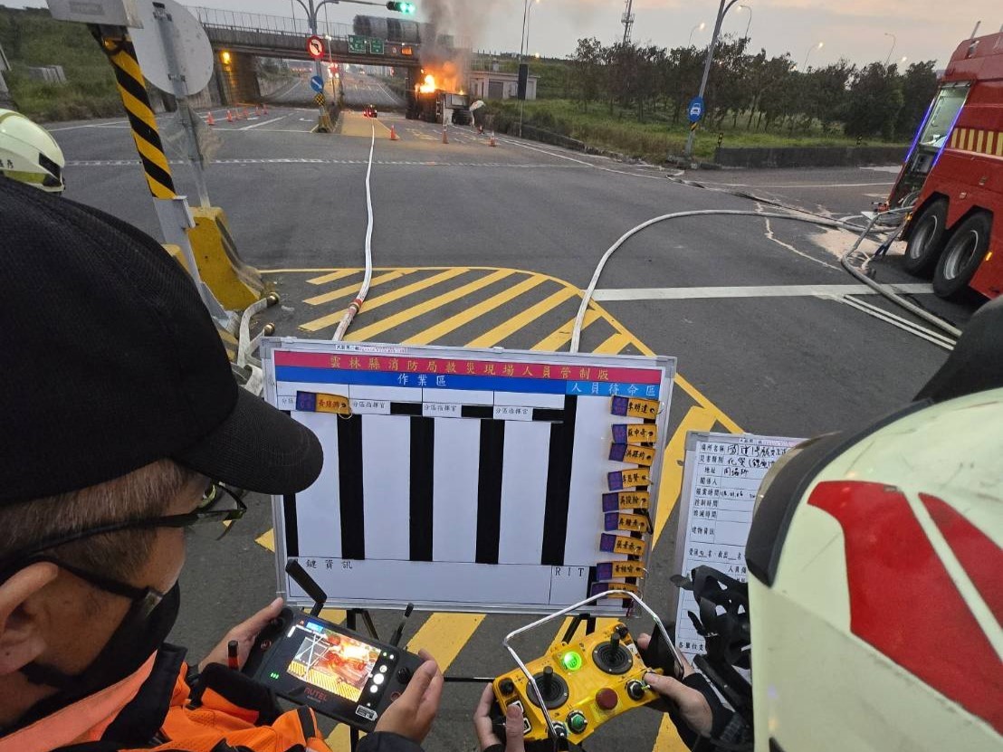 國道虎尾段大貨車翻覆！　3千磷酸鋰鐵電池險釀爆 緊急封閉車道 - https://www.watchmedia01.com