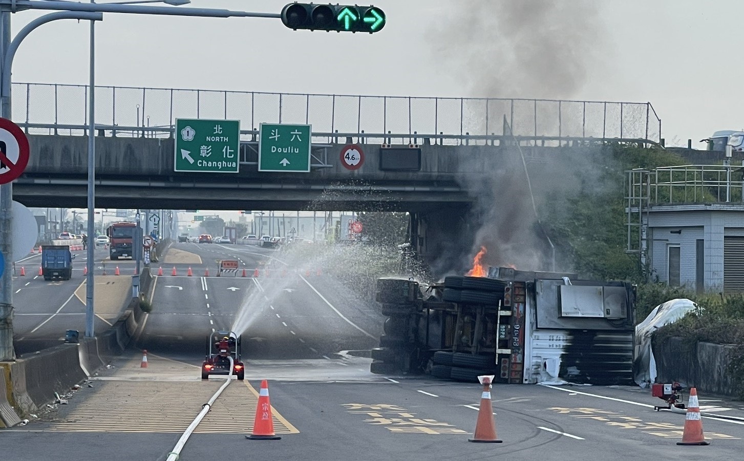 國道虎尾段大貨車翻覆！　3千磷酸鋰鐵電池險釀爆 緊急封閉車道 - https://www.watchmedia01.com