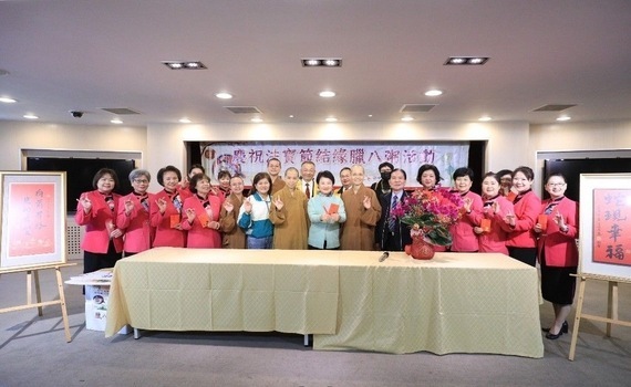 慶祝法寶節！佛光山惠中寺贈中市府員工臘八粥　盧秀燕感謝：傳遞愛與祝福 - https://www.watchmedia01.com