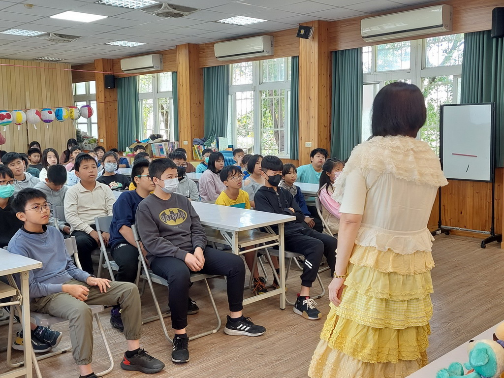 白雪公主紅現身文祥國小 施雪紅董事長心繫教育南下捐款與演講許學童自信的未來 - https://www.watchmedia01.com